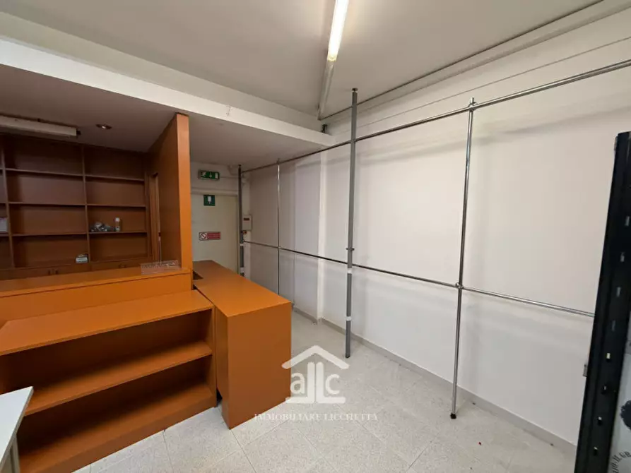 Immagine 16 di Negozio in affitto  in via lupiae,44/b a Lecce