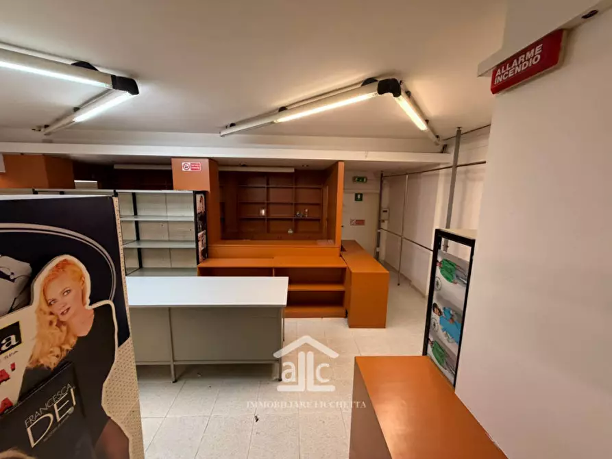 Immagine 17 di Negozio in affitto  in via lupiae,44/b a Lecce