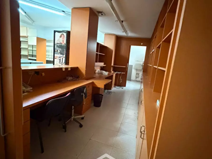 Immagine 20 di Negozio in affitto  in via lupiae,44/b a Lecce
