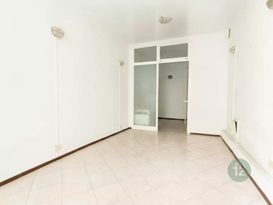 Immagine 2 di Magazzino in vendita  a Correggio