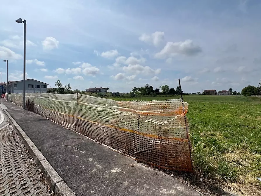 Immagine 2 di Terreno in vendita  a Piove Di Sacco