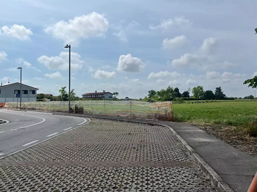 Immagine 4 di Terreno in vendita  a Piove Di Sacco