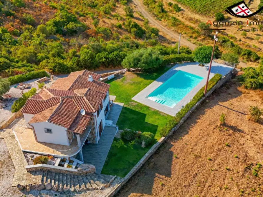 Immagine 2 di Villa in vendita  a Budoni