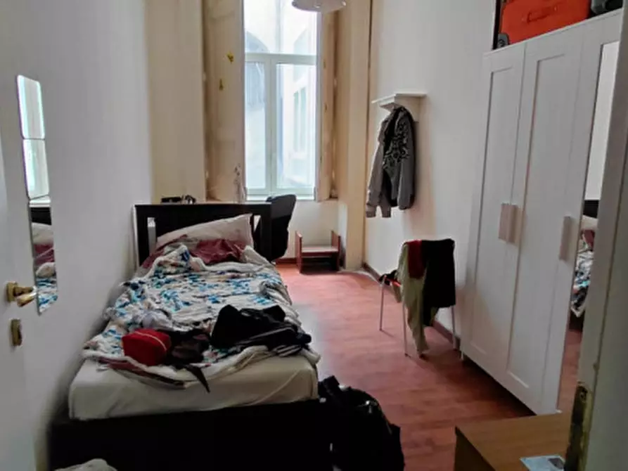 Immagine 11 di Camera in affitto  in via duomo 63 a Napoli