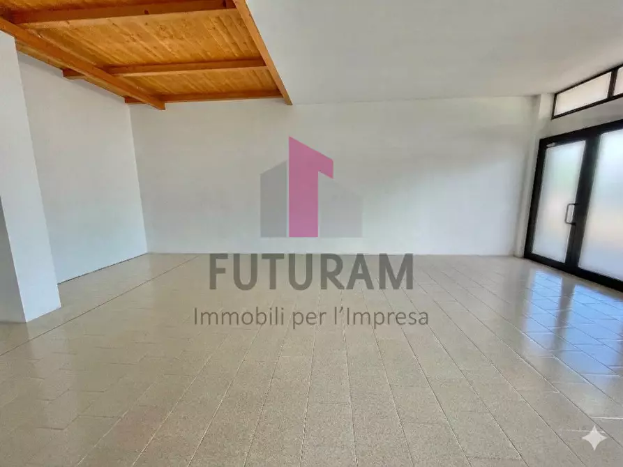 Immagine 11 di Negozio in affitto  a Grumolo Delle Abbadesse