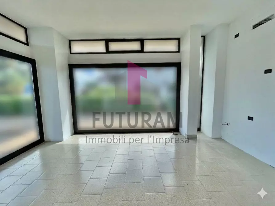 Immagine 22 di Negozio in affitto  a Grumolo Delle Abbadesse