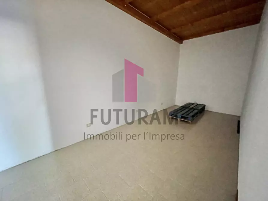 Immagine 29 di Negozio in affitto  a Grumolo Delle Abbadesse