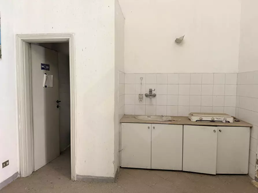 Immagine 7 di Negozio in vendita  in Via Francesco De Sancitis, 7 a Andria