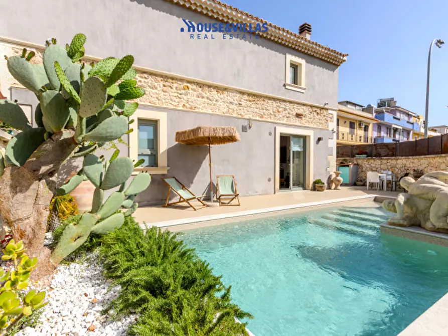 Immagine 1 di Villa in vendita  in Via Siracusa a Avola