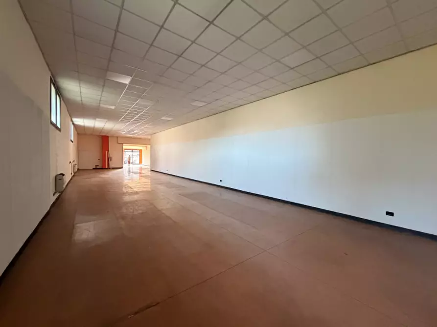 Immagine 5 di Negozio in vendita  in Via Boschieri a Montebelluna