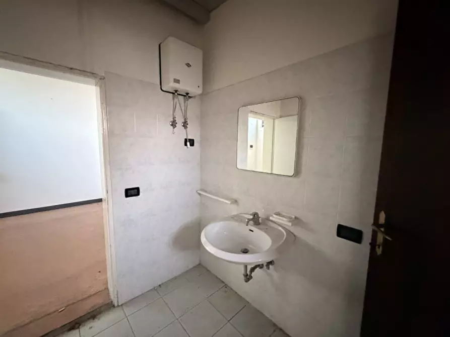 Immagine 8 di Negozio in vendita  in Via Boschieri a Montebelluna