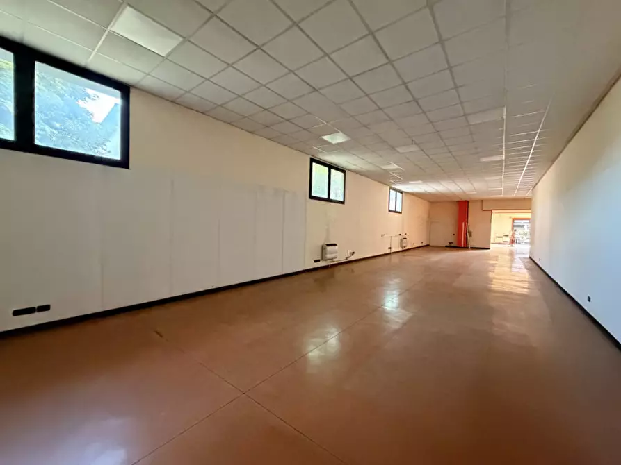 Immagine 10 di Negozio in vendita  in Via Boschieri a Montebelluna