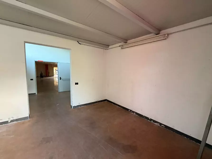 Immagine 11 di Negozio in vendita  in Via Boschieri a Montebelluna