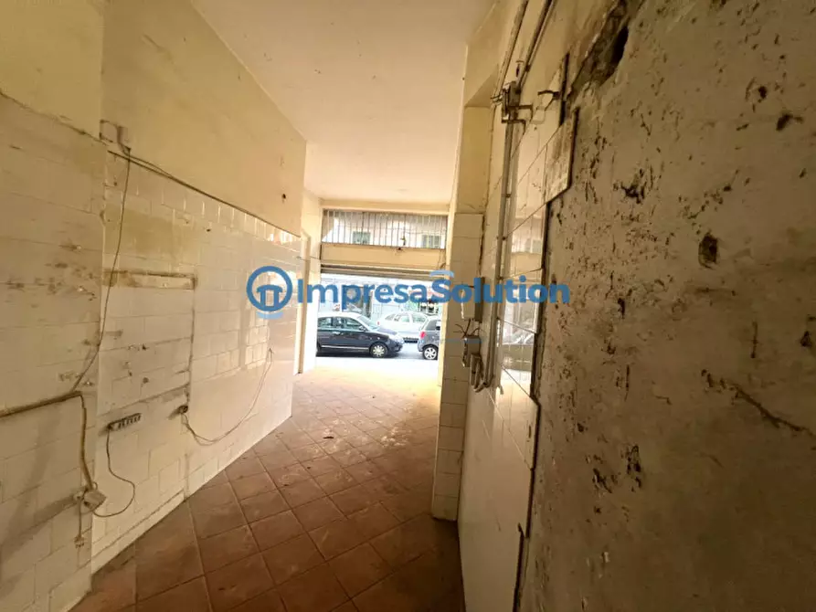 Immagine 13 di Negozio in affitto  in Via Michele Kerbaker a Napoli