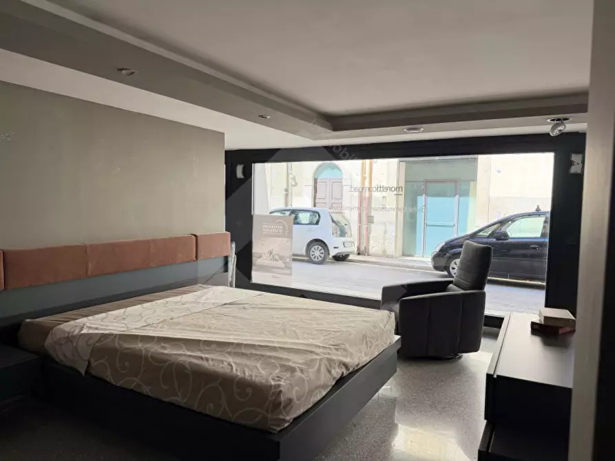 Immagine 9 di Negozio in vendita  in Via Pellegrino Rossi a Andria