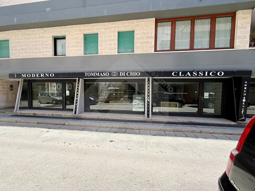 Immagine 10 di Negozio in vendita  in Via Pellegrino Rossi a Andria
