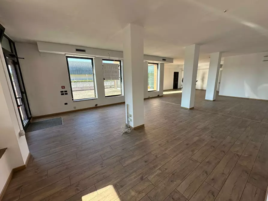 Immagine 9 di Negozio in affitto  in Piazza Europa Unita a Castelfranco Veneto