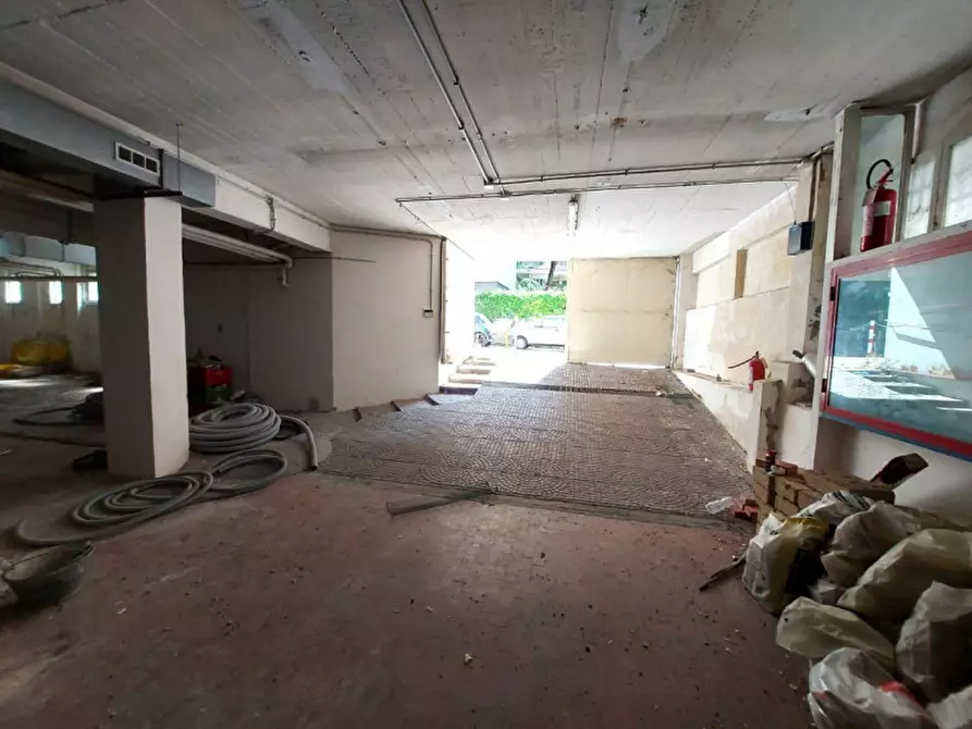 Immagine 6 di Negozio in vendita  in Via Franco Sacchetti, 18, 00137 Roma RM, Italia a Roma