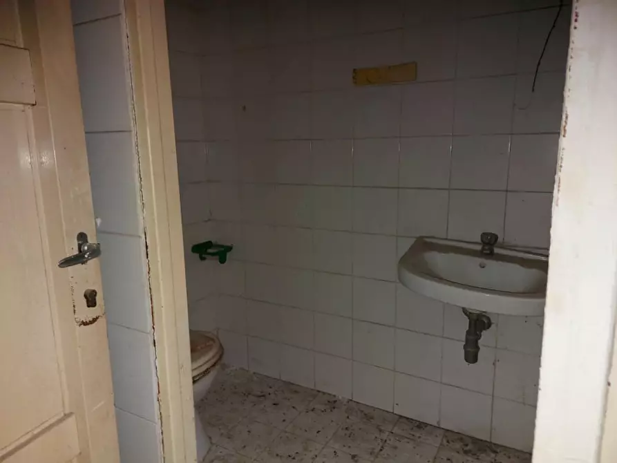 Immagine 14 di Negozio in vendita  in Via Franco Sacchetti, 18, 00137 Roma RM, Italia a Roma