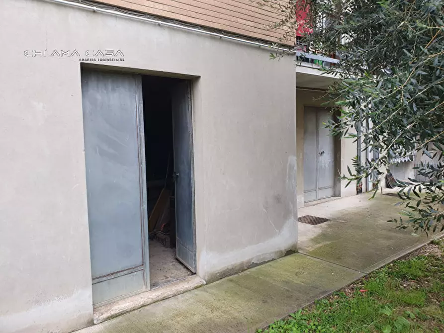 Immagine 1 di Magazzino in vendita  in Via delle Vigne a Pesaro