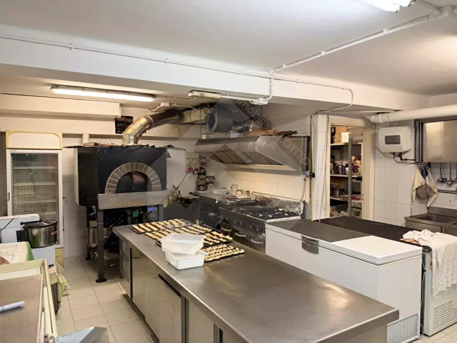Immagine 9 di Negozio in vendita  in Corso Cavour, 192 a Andria