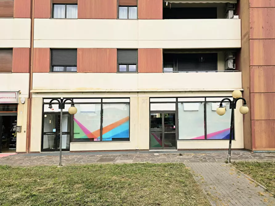 Immagine 1 di Negozio in vendita  in via guido reni a Padova