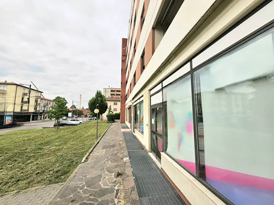 Immagine 6 di Negozio in vendita  in via guido reni a Padova