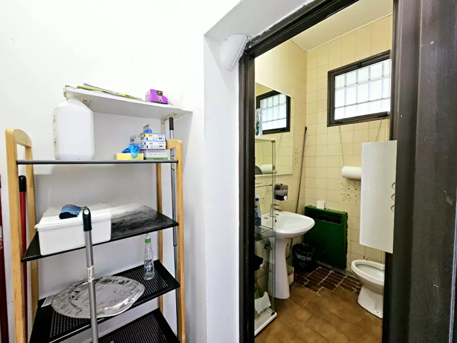 Immagine 9 di Negozio in vendita  in via guido reni a Padova