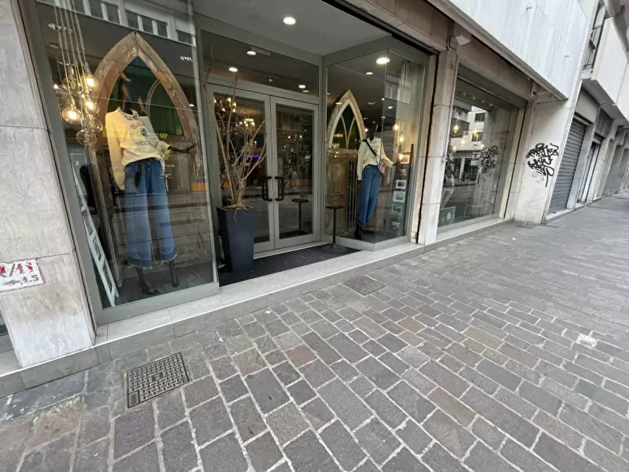 Immagine 10 di Negozio in vendita  in Via Giosuè Carducci a Venezia