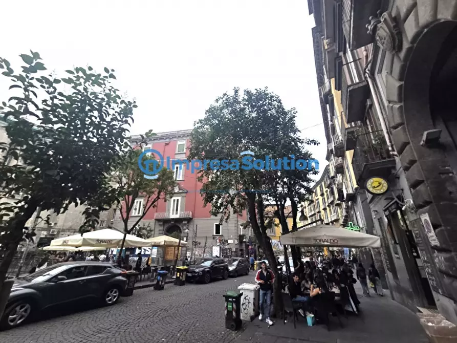 Immagine 1 di Negozio in vendita  in Piazza Bellini a Napoli