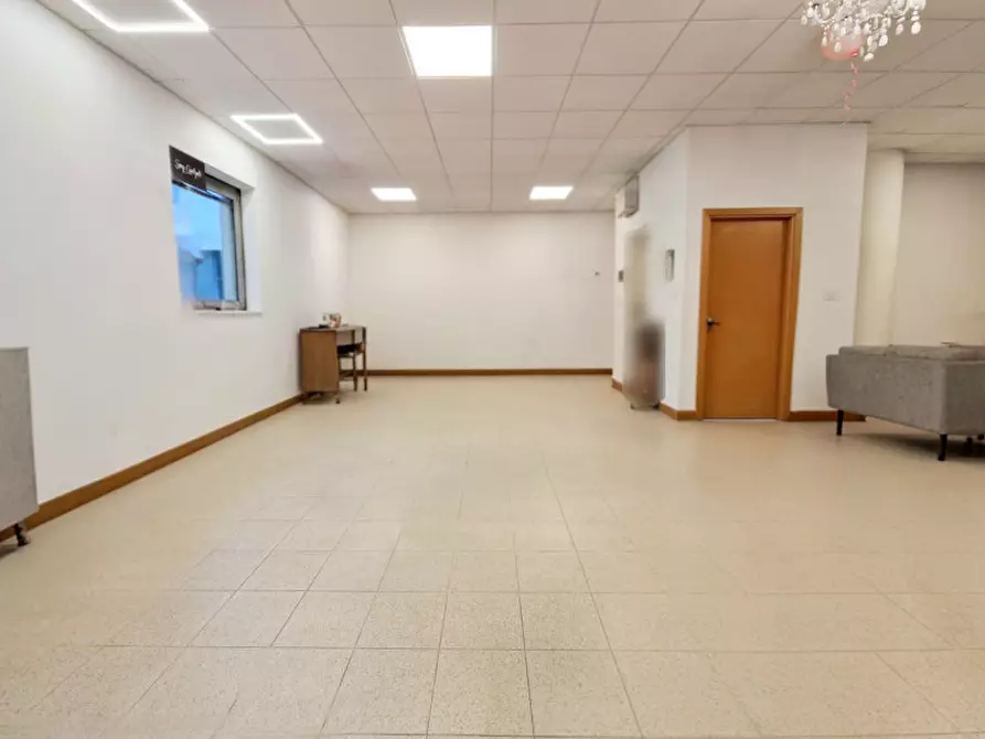 Immagine 2 di Negozio in vendita  in VIA DEGLI ARTIGIANI a Este