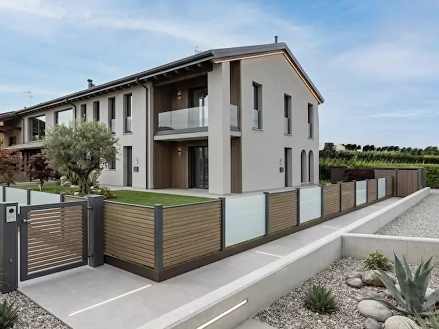 Immagine 2 di Casa trifamiliare in vendita  a Campolongo Maggiore