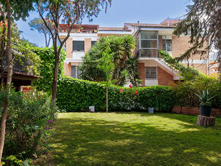 Immagine 1 di Casa bifamiliare in vendita  in Vai Edgardo Negri 84 a Roma