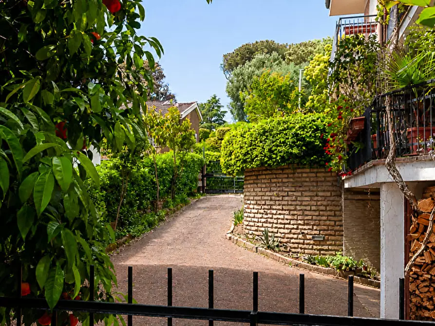 Immagine 70 di Casa bifamiliare in vendita  in Vai Edgardo Negri 84 a Roma
