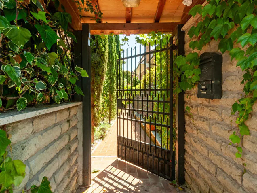Immagine 75 di Casa bifamiliare in vendita  in Vai Edgardo Negri 84 a Roma