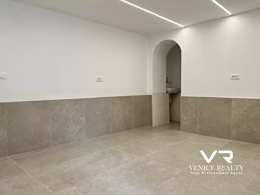Immagine 16 di Ufficio in affitto  in CAMPO SANTA MARINA a Venezia