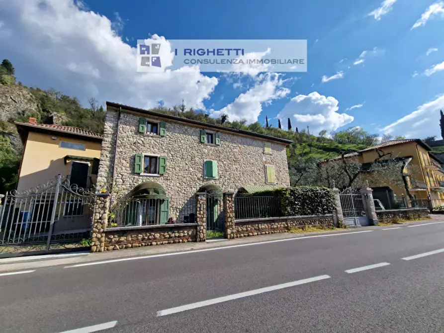 Immagine 1 di Villetta a schiera in vendita  in Loc. La Pozza a Torri Del Benaco