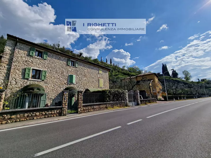 Immagine 2 di Villetta a schiera in vendita  in Loc. La Pozza a Torri Del Benaco