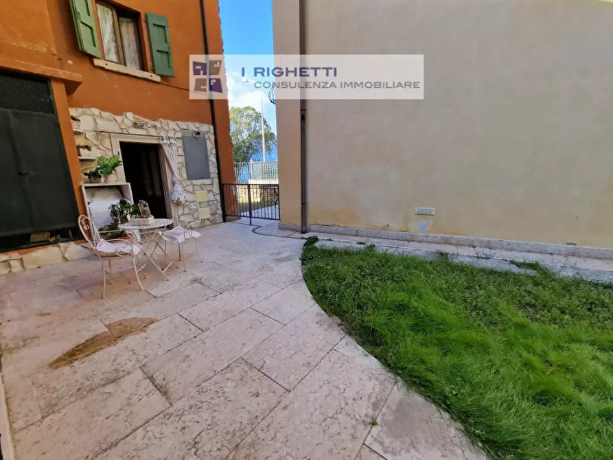Immagine 22 di Villetta a schiera in vendita  in Loc. La Pozza a Torri Del Benaco