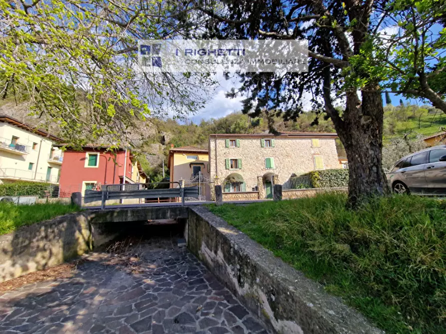 Immagine 37 di Villetta a schiera in vendita  in Loc. La Pozza a Torri Del Benaco