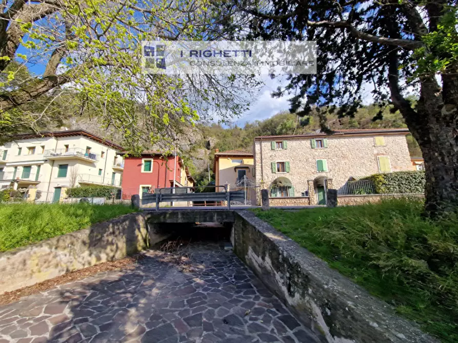 Immagine 38 di Villetta a schiera in vendita  in Loc. La Pozza a Torri Del Benaco