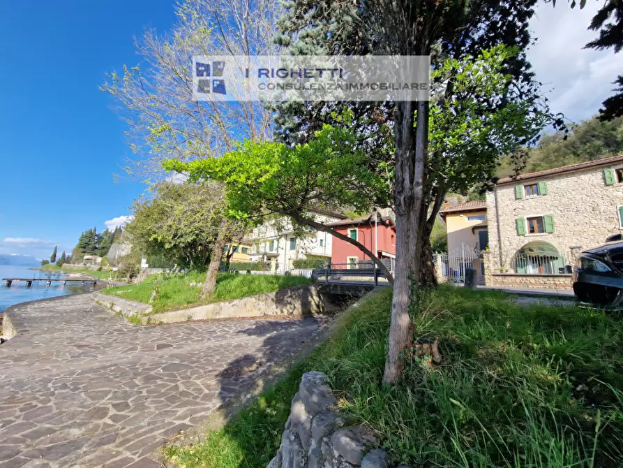 Immagine 39 di Villetta a schiera in vendita  in Loc. La Pozza a Torri Del Benaco