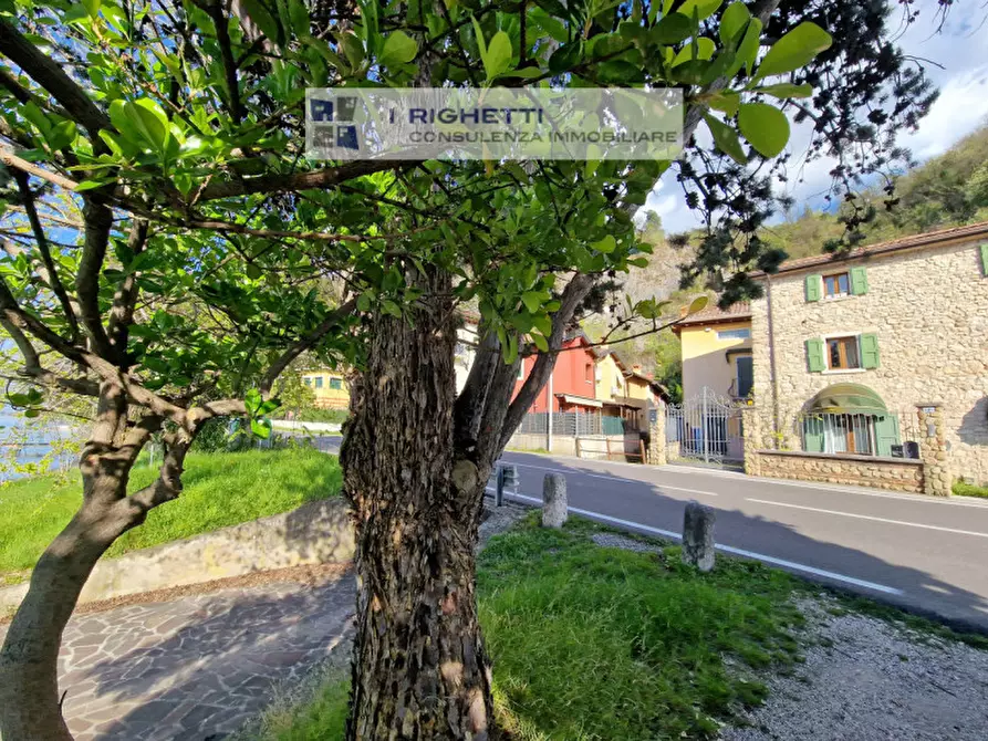 Immagine 48 di Villetta a schiera in vendita  in Loc. La Pozza a Torri Del Benaco