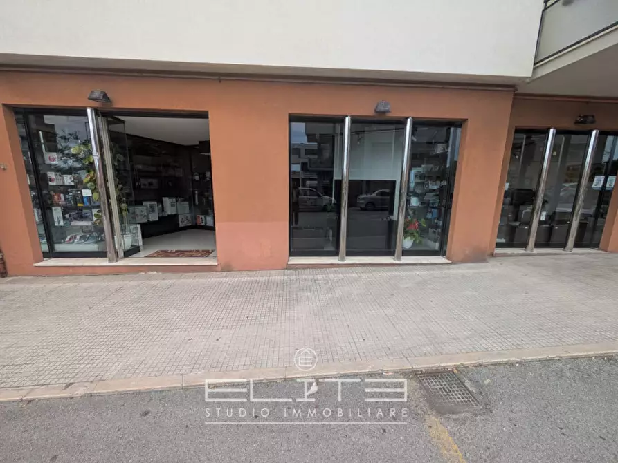 Immagine 3 di Negozio in vendita  in via Tenna 18 a Ancona