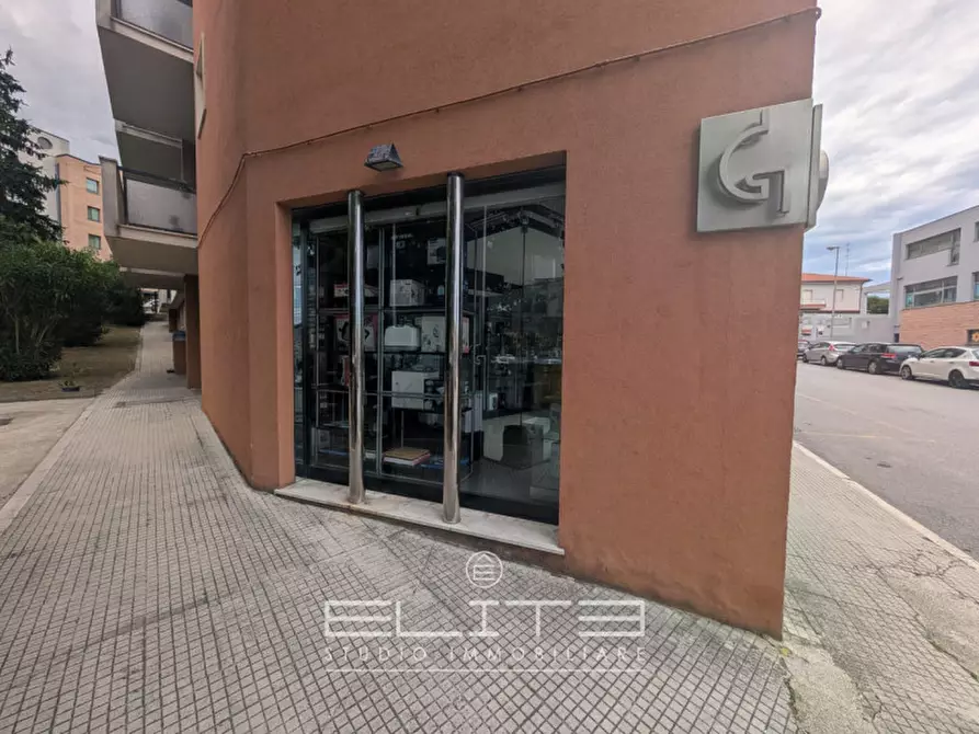 Immagine 5 di Negozio in vendita  in via Tenna 18 a Ancona