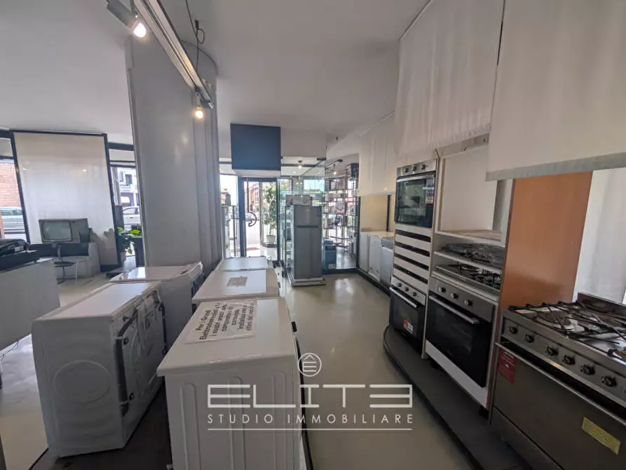 Immagine 7 di Negozio in vendita  in via Tenna 18 a Ancona
