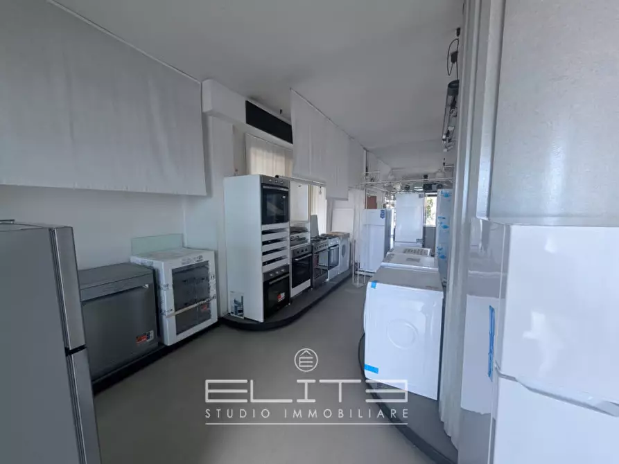 Immagine 8 di Negozio in vendita  in via Tenna 18 a Ancona