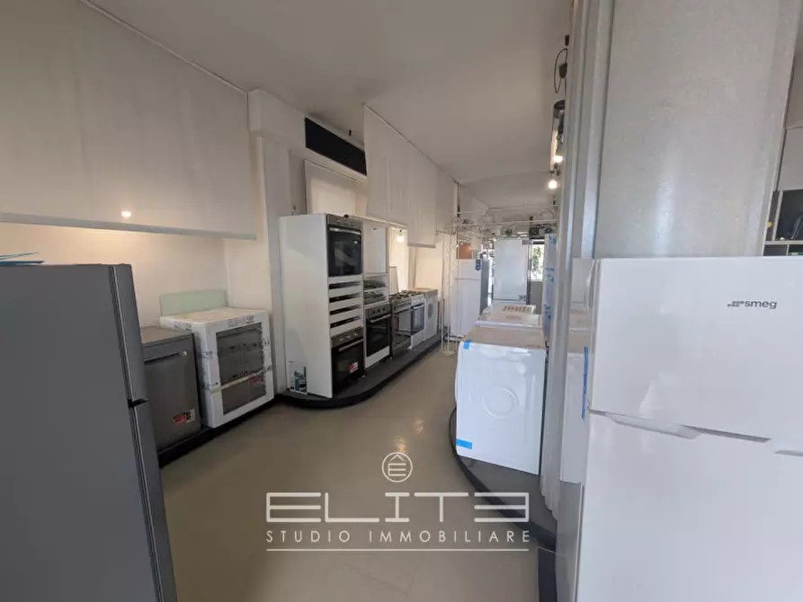 Immagine 11 di Negozio in vendita  in via Tenna 18 a Ancona