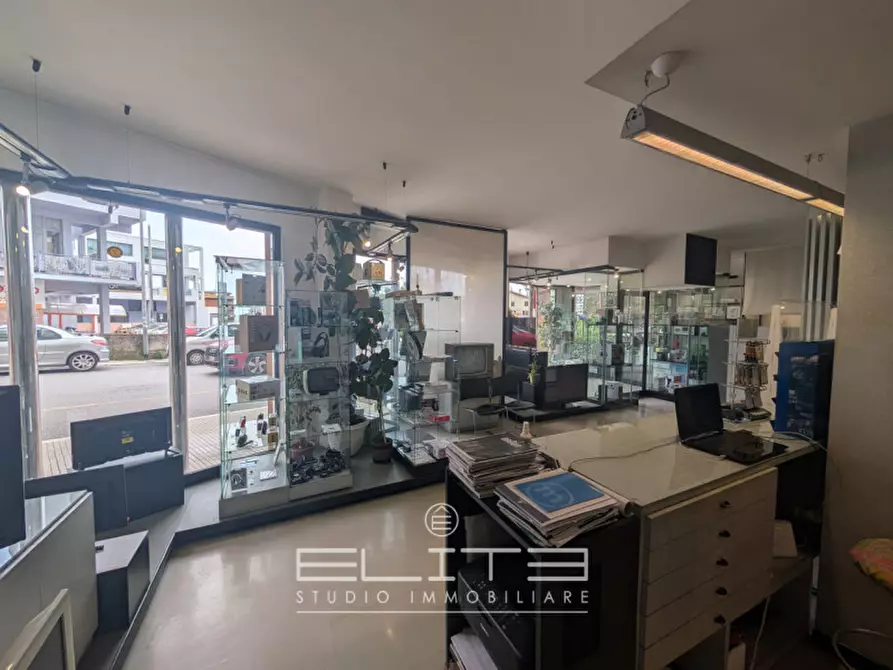 Immagine 14 di Negozio in vendita  in via Tenna 18 a Ancona