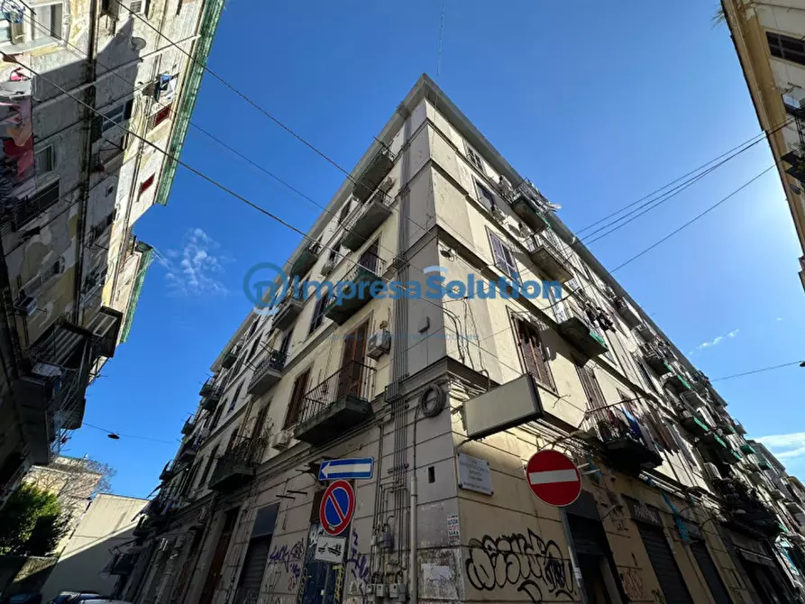 Immagine 1 di Negozio in affitto  in Via Benedetto Cairoli a Napoli
